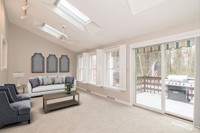 13 Castle Hills Rd B, Agawam, MA 01001