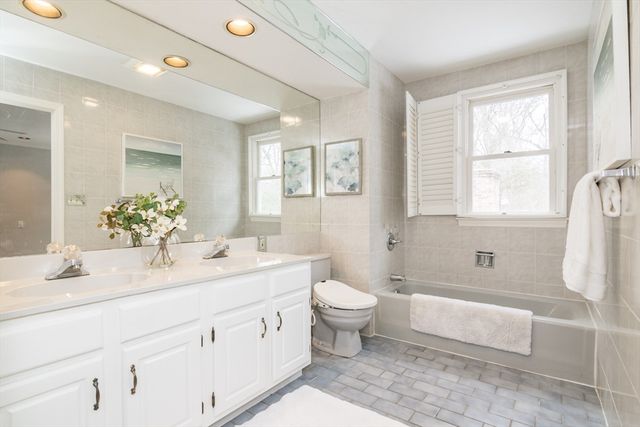 13 Castle Hills Rd B, Agawam, MA 01001