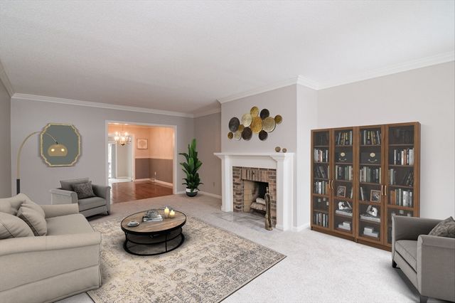 13 Castle Hills Rd B, Agawam, MA 01001