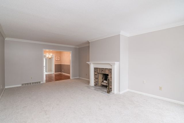 13 Castle Hills Rd B, Agawam, MA 01001