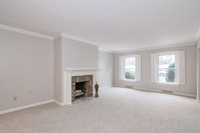 13 Castle Hills Rd B, Agawam, MA 01001