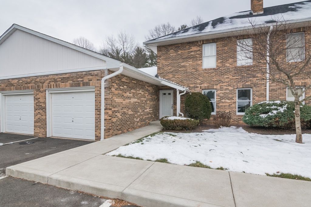 13 Castle Hills Rd B, Agawam, MA 01001