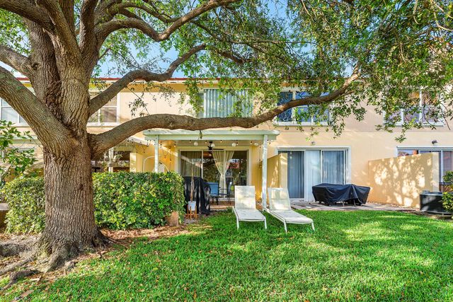 1094 Pinewood Lake Court, Greenacres, FL 33415