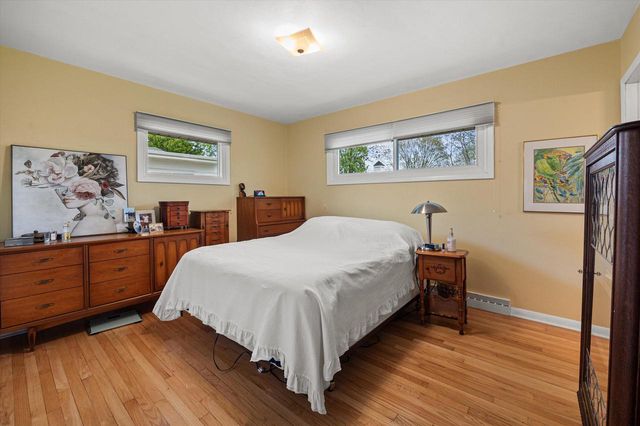 901 Hawthorn DRIVE, Waukesha, WI 53188