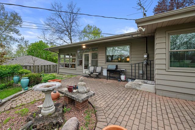 901 Hawthorn DRIVE, Waukesha, WI 53188