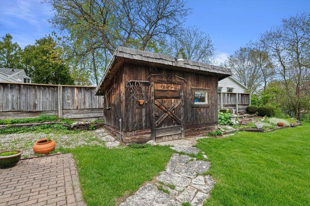 901 Hawthorn DRIVE, Waukesha, WI 53188