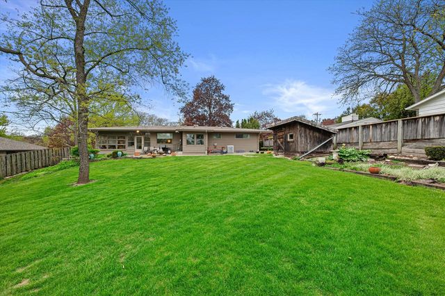 901 Hawthorn DRIVE, Waukesha, WI 53188