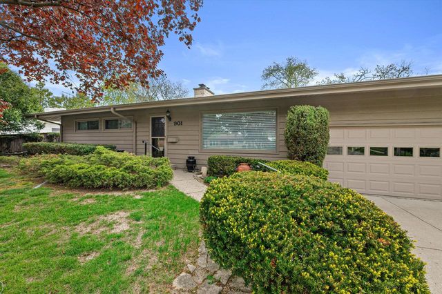 901 Hawthorn DRIVE, Waukesha, WI 53188