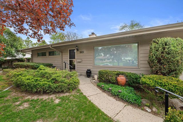 901 Hawthorn DRIVE, Waukesha, WI 53188