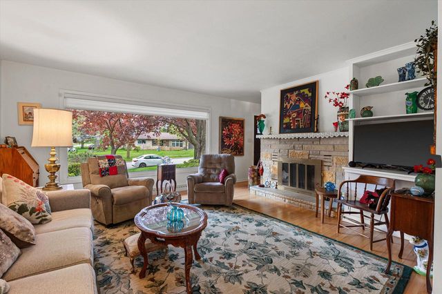901 Hawthorn DRIVE, Waukesha, WI 53188