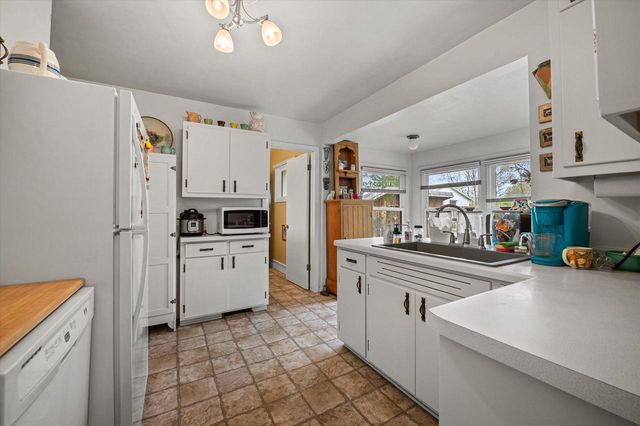 901 Hawthorn DRIVE, Waukesha, WI 53188