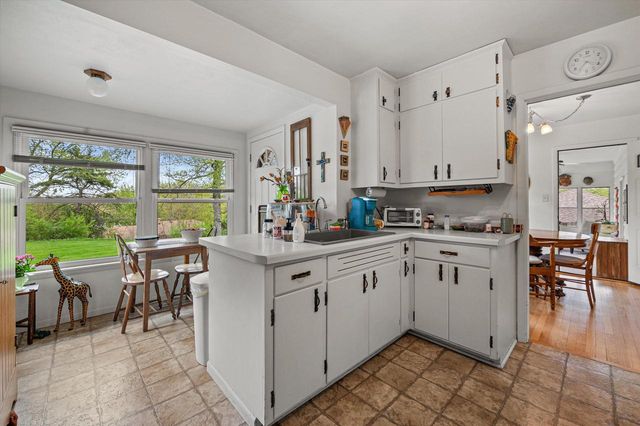 901 Hawthorn DRIVE, Waukesha, WI 53188