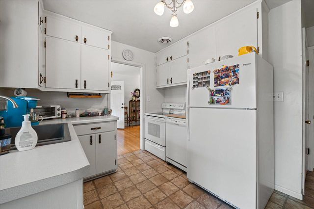 901 Hawthorn DRIVE, Waukesha, WI 53188