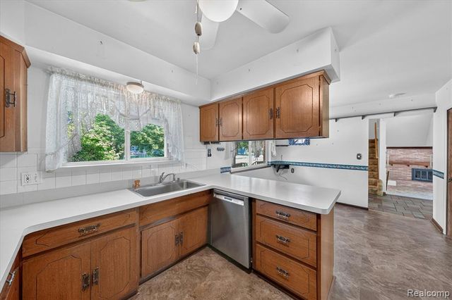 32533 Nestlewood Street, Farmington, MI 48334