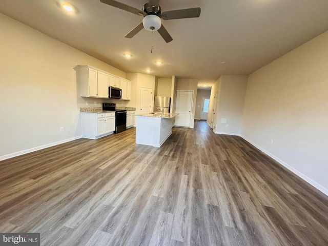 15 BLOOMSBURY ST, Falling Waters, WV 25419