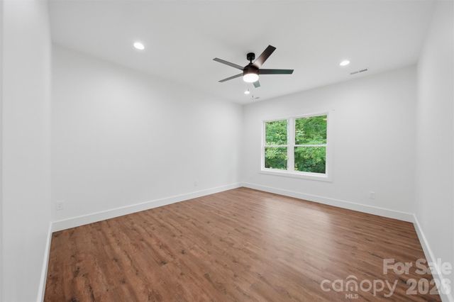414 Scarlett Oak Court NE, Lenoir, NC 28645
