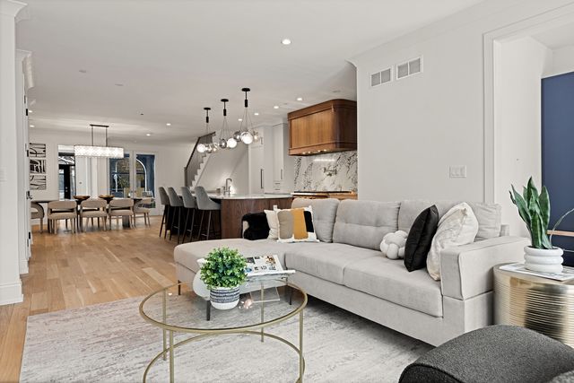 3711 N Magnolia Avenue, Chicago, IL 60613