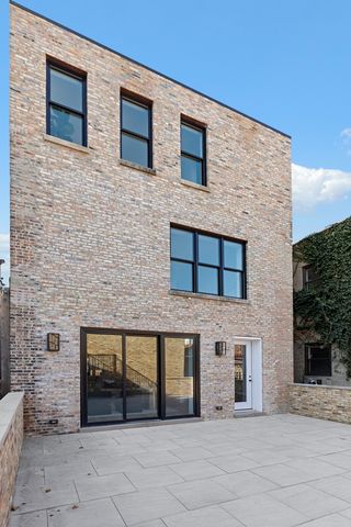 3711 N Magnolia Avenue, Chicago, IL 60613