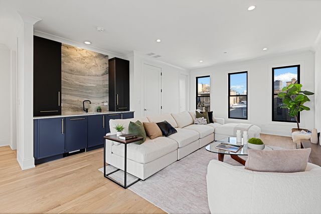 3711 N Magnolia Avenue, Chicago, IL 60613