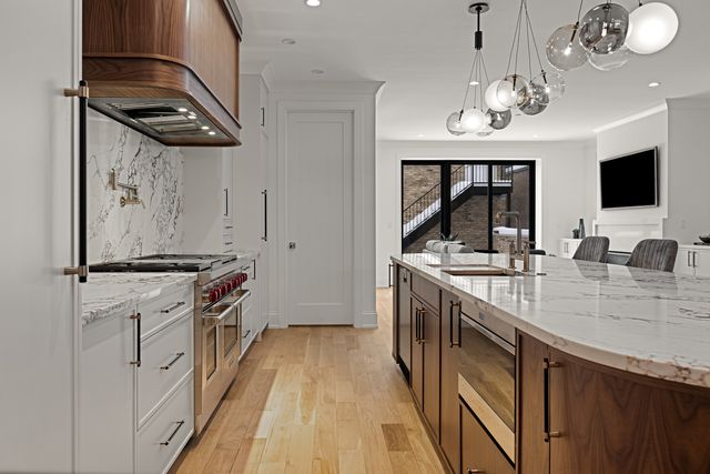 3711 N Magnolia Avenue, Chicago, IL 60613