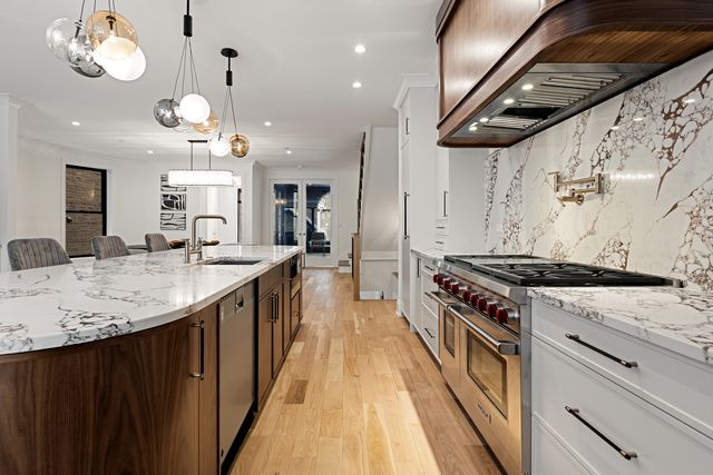 3711 N Magnolia Avenue, Chicago, IL 60613