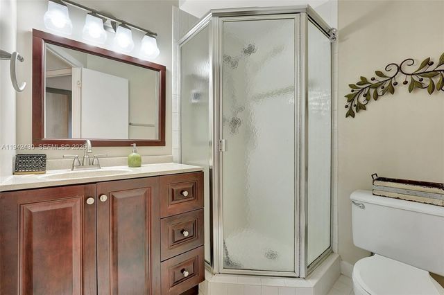 4805 NW 35th St 603, Lauderdale Lakes, FL 33319