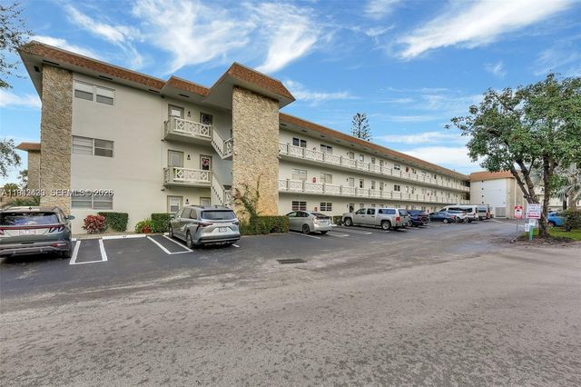 4805 NW 35th St 603, Lauderdale Lakes, FL 33319