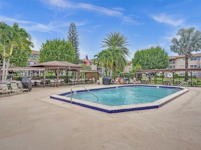 4805 NW 35th St 603, Lauderdale Lakes, FL 33319