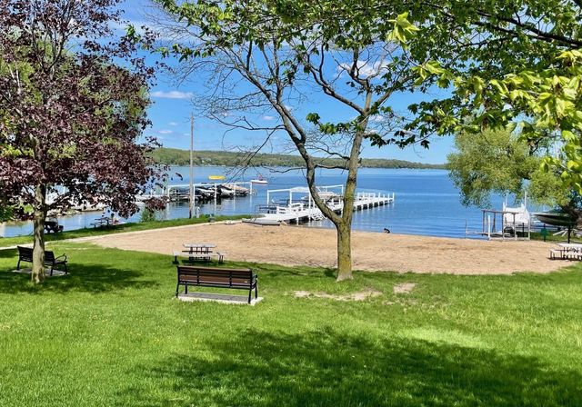 262 Castle TERRACE, Fontana, WI 53125