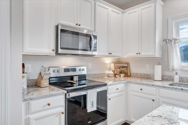 2287 Foxfield LN, Salem, VA 24153