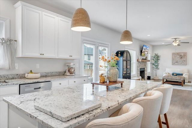 2287 Foxfield LN, Salem, VA 24153