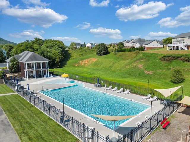 2287 Foxfield LN, Salem, VA 24153