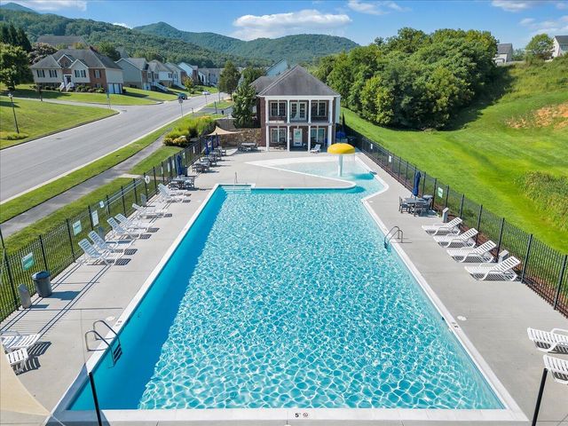 2287 Foxfield LN, Salem, VA 24153