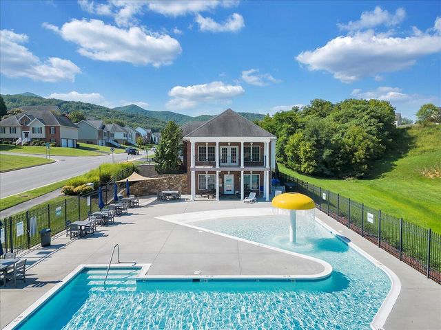 2287 Foxfield LN, Salem, VA 24153