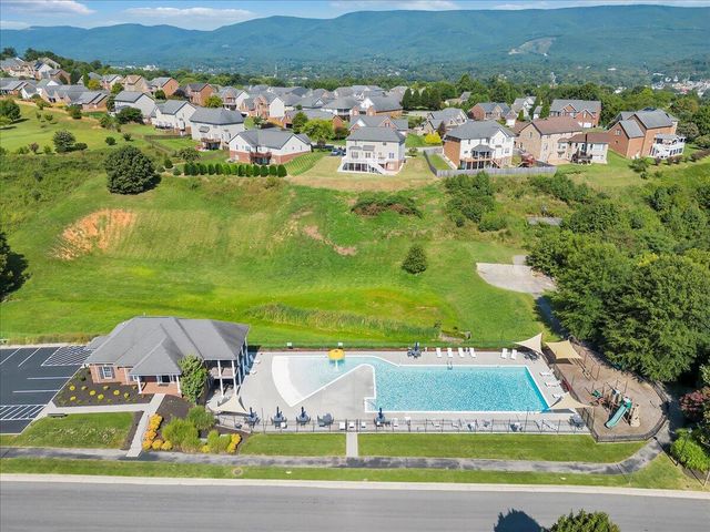 2287 Foxfield LN, Salem, VA 24153