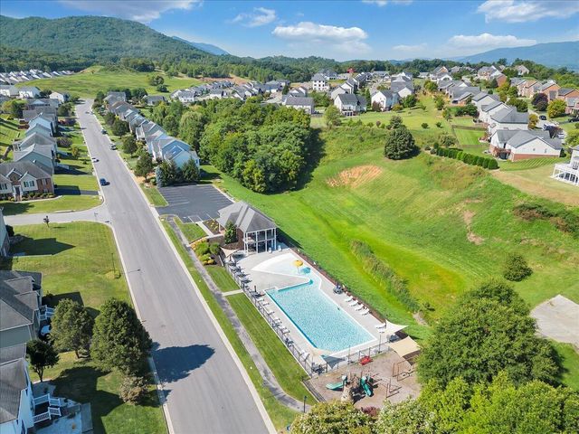 2287 Foxfield LN, Salem, VA 24153