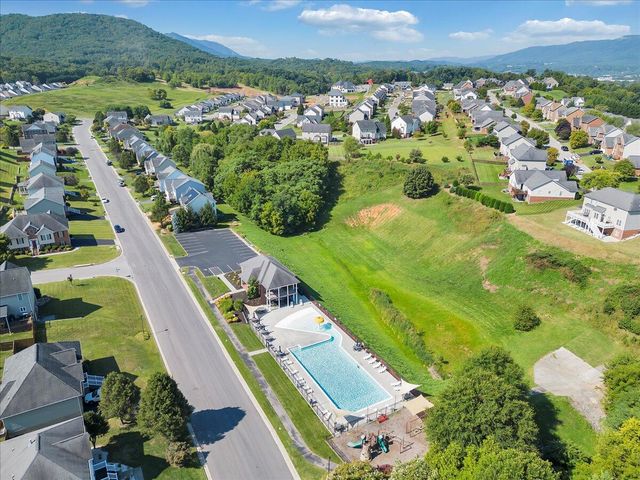 2287 Foxfield LN, Salem, VA 24153