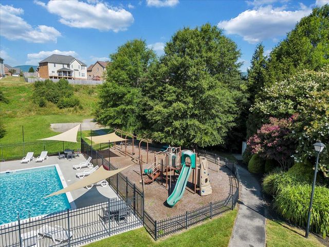 2287 Foxfield LN, Salem, VA 24153