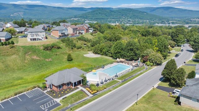 2287 Foxfield LN, Salem, VA 24153