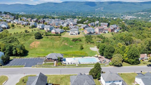 2287 Foxfield LN, Salem, VA 24153