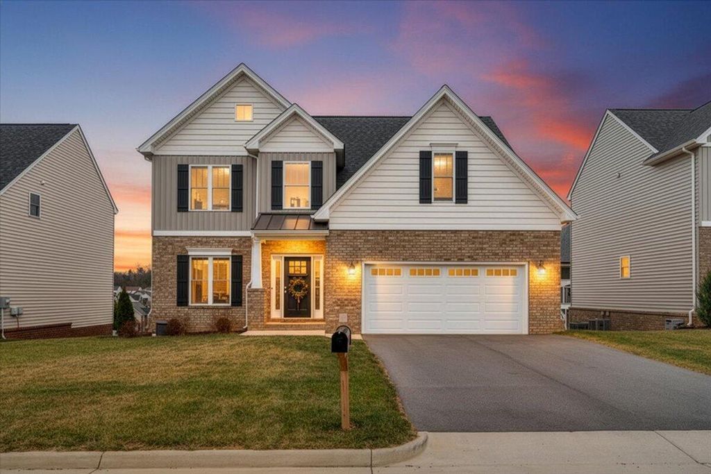 2287 Foxfield LN, Salem, VA 24153