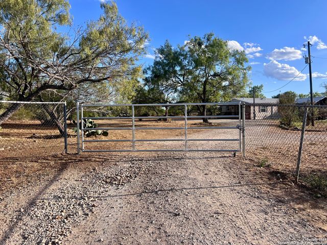 445 South Trail, Pleasanton, TX 78064