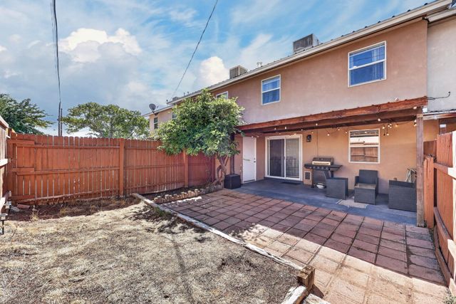 609 Grecian Lane NW, Albuquerque, NM 87107