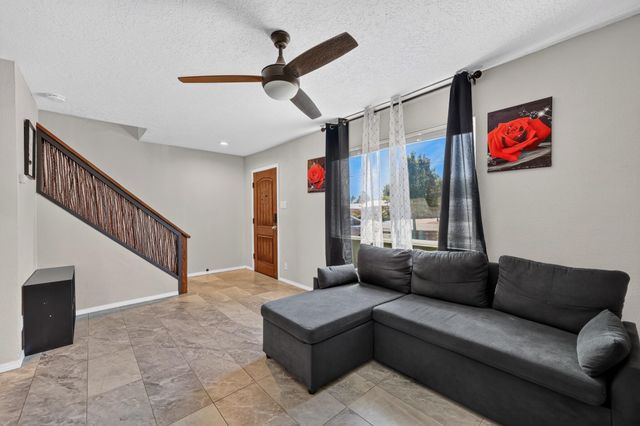 609 Grecian Lane NW, Albuquerque, NM 87107