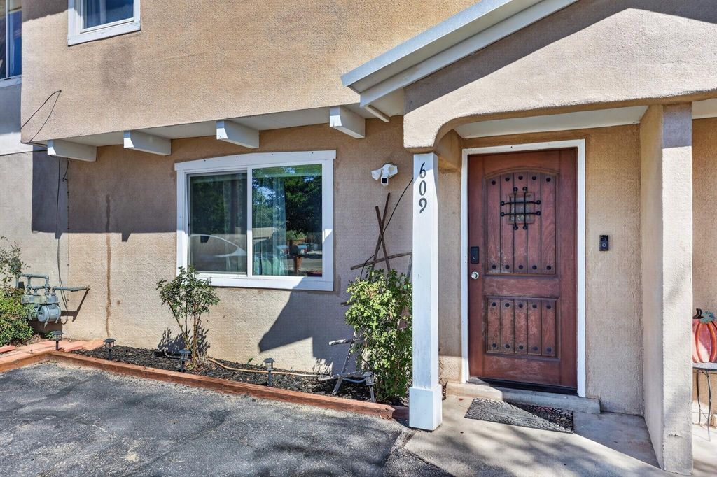 609 Grecian Lane NW, Albuquerque, NM 87107