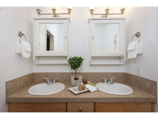 1936 Nw OVERTON St, Portland, OR 97209