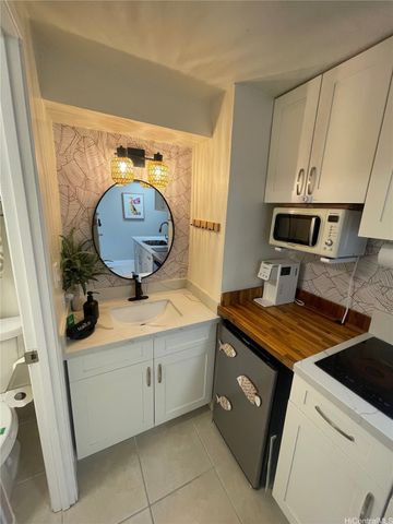 2450 Prince Edward Street 706A, Honolulu, HI 96815