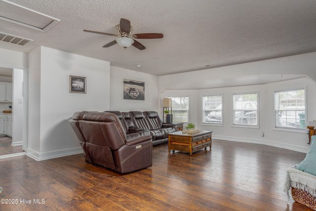 301 Foxtrace Lane, Hubert, NC 28539