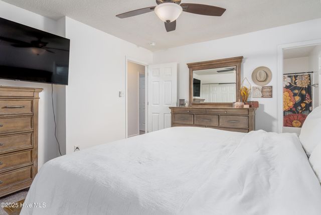 301 Foxtrace Lane, Hubert, NC 28539