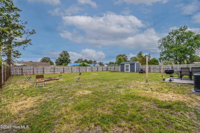 301 Foxtrace Lane, Hubert, NC 28539